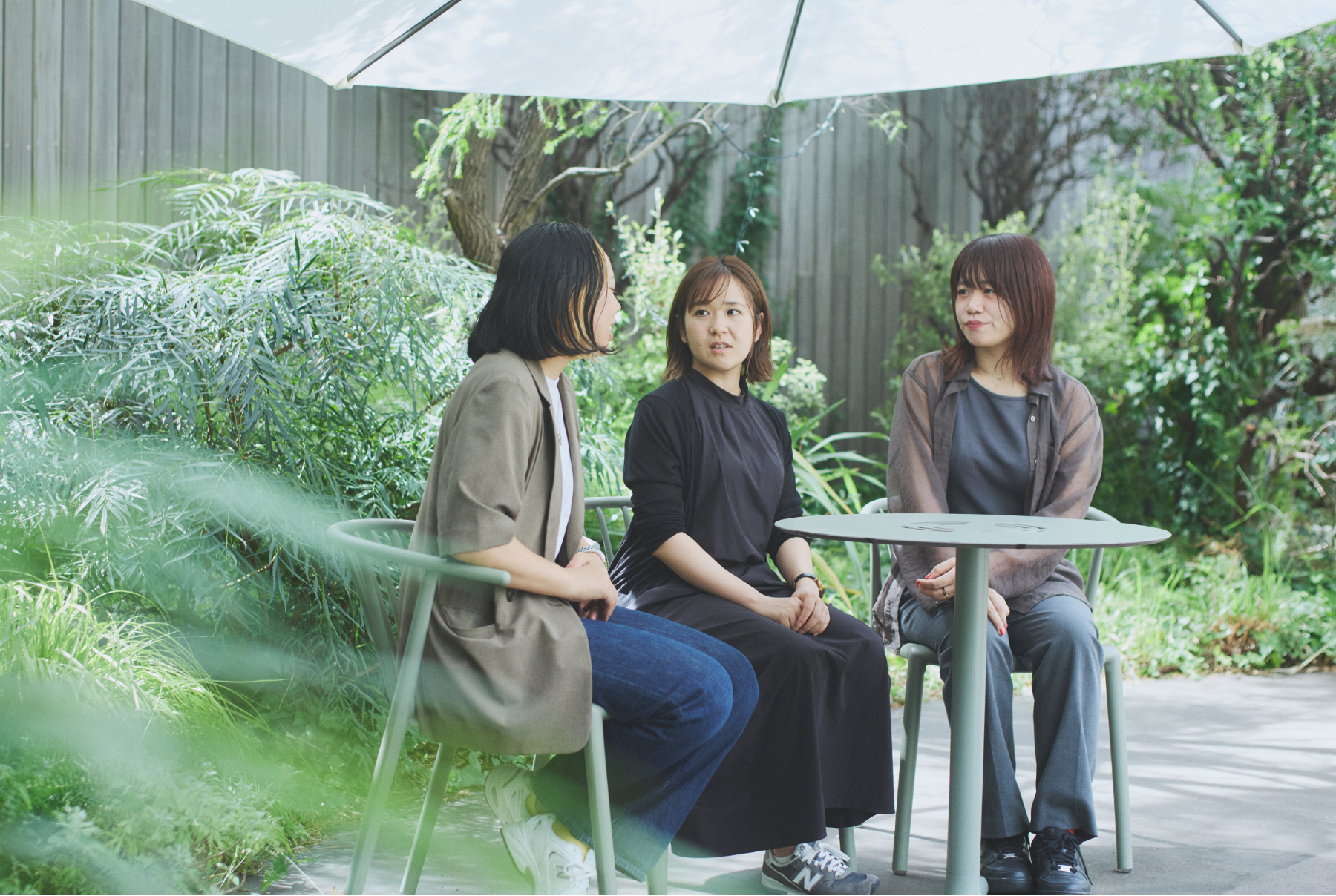 3人で会話している