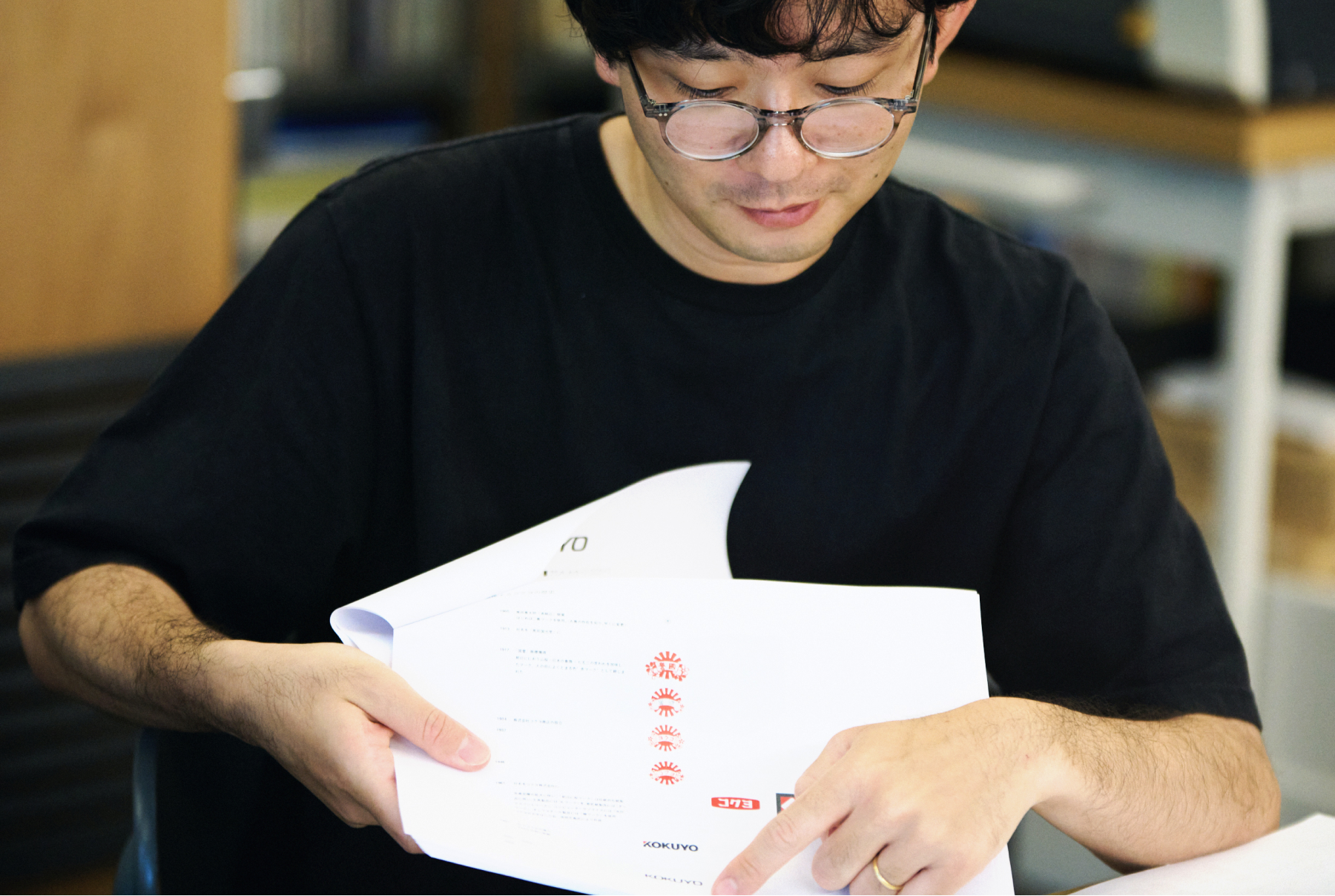 資料を見せながら語る佐々木さん