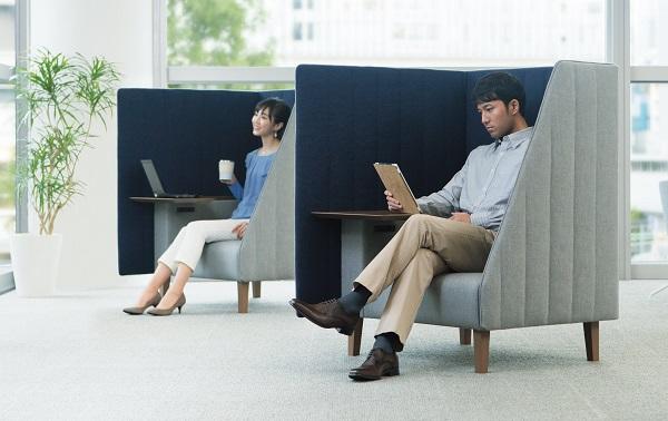 写真：テーブル付きソファー「interval（インターバル）」の使用イメージ