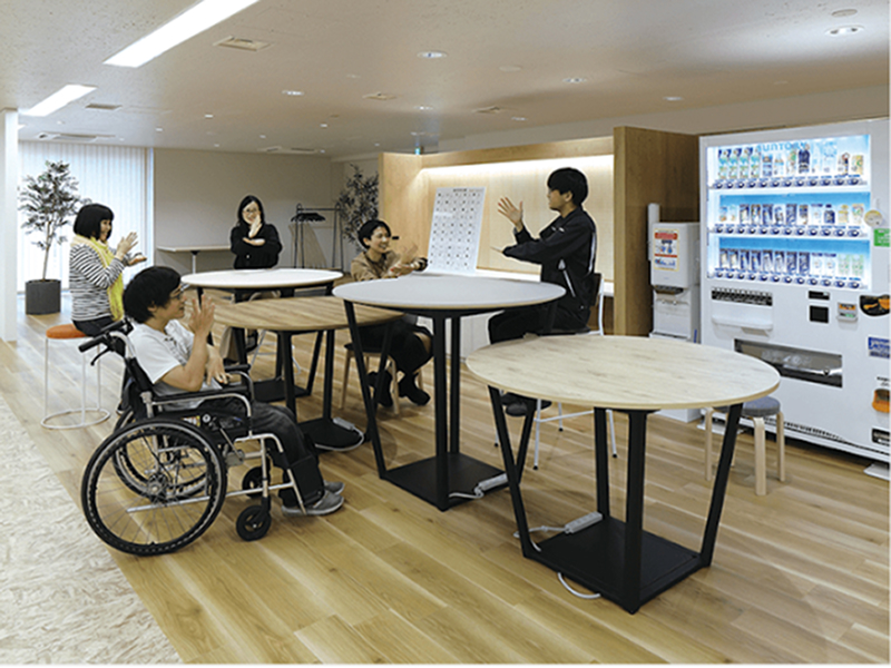 家具の形状や高さ、視認性、安心できる距離感など、多様性に配慮した「HOWS PARK」の写真
