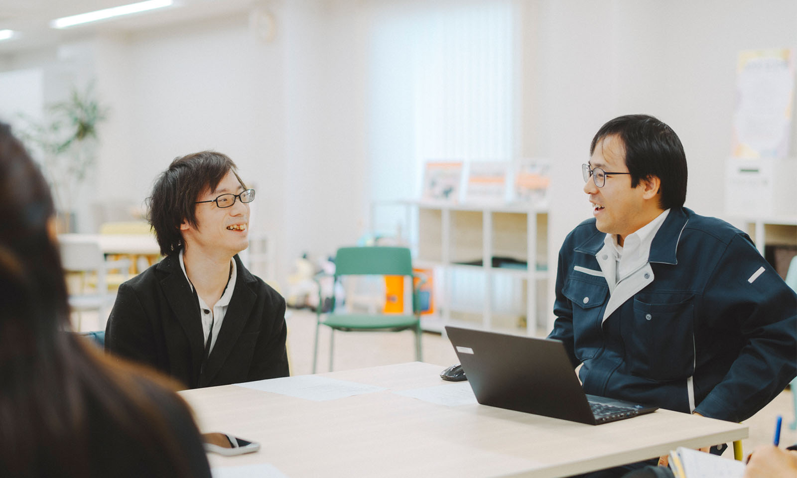 困りながらも笑顔でお互いを見つめ合い、喜びを語り合う、平畑（ひらはた）さんと近藤さん