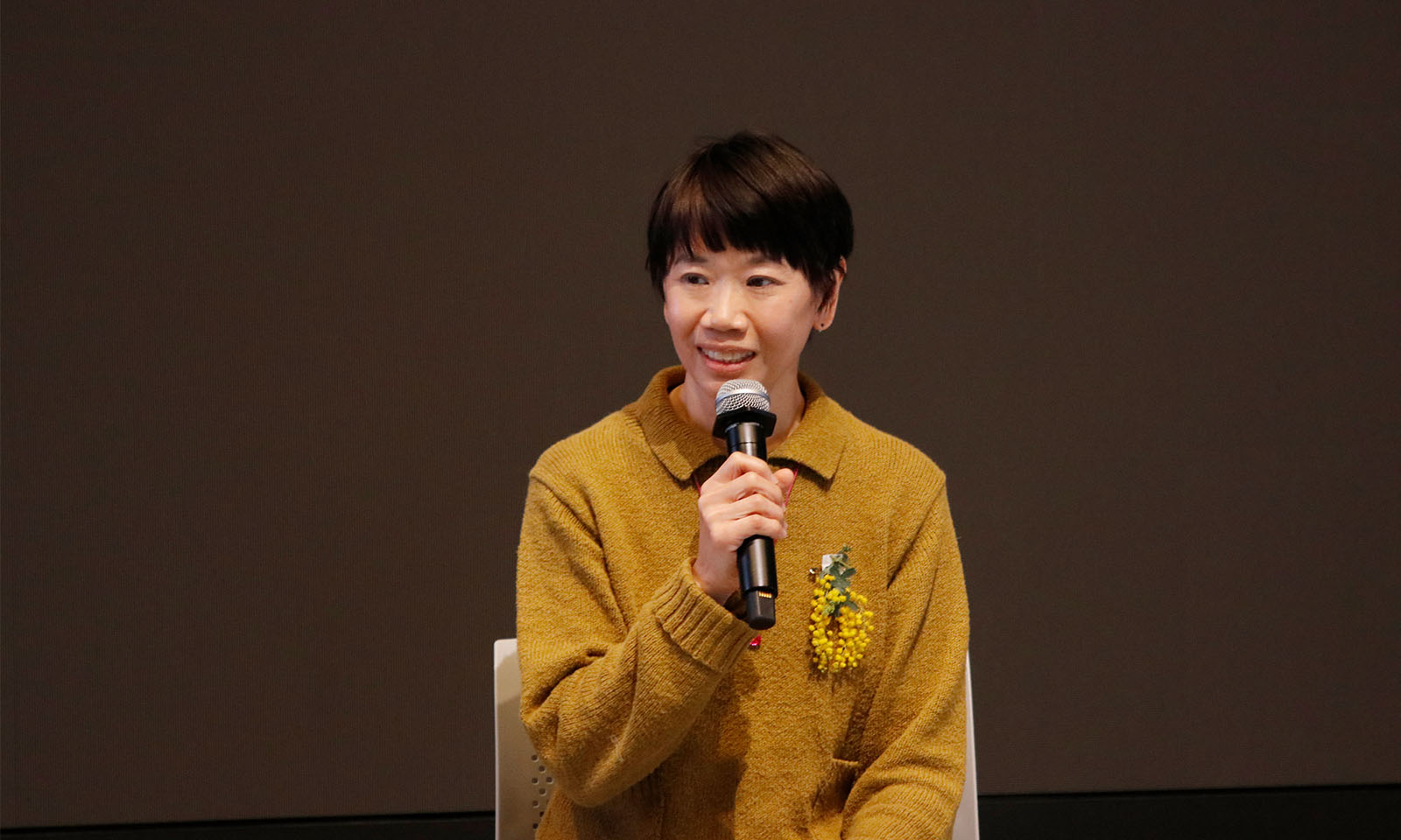 マイクを持ち微笑みながら話す水谷さん