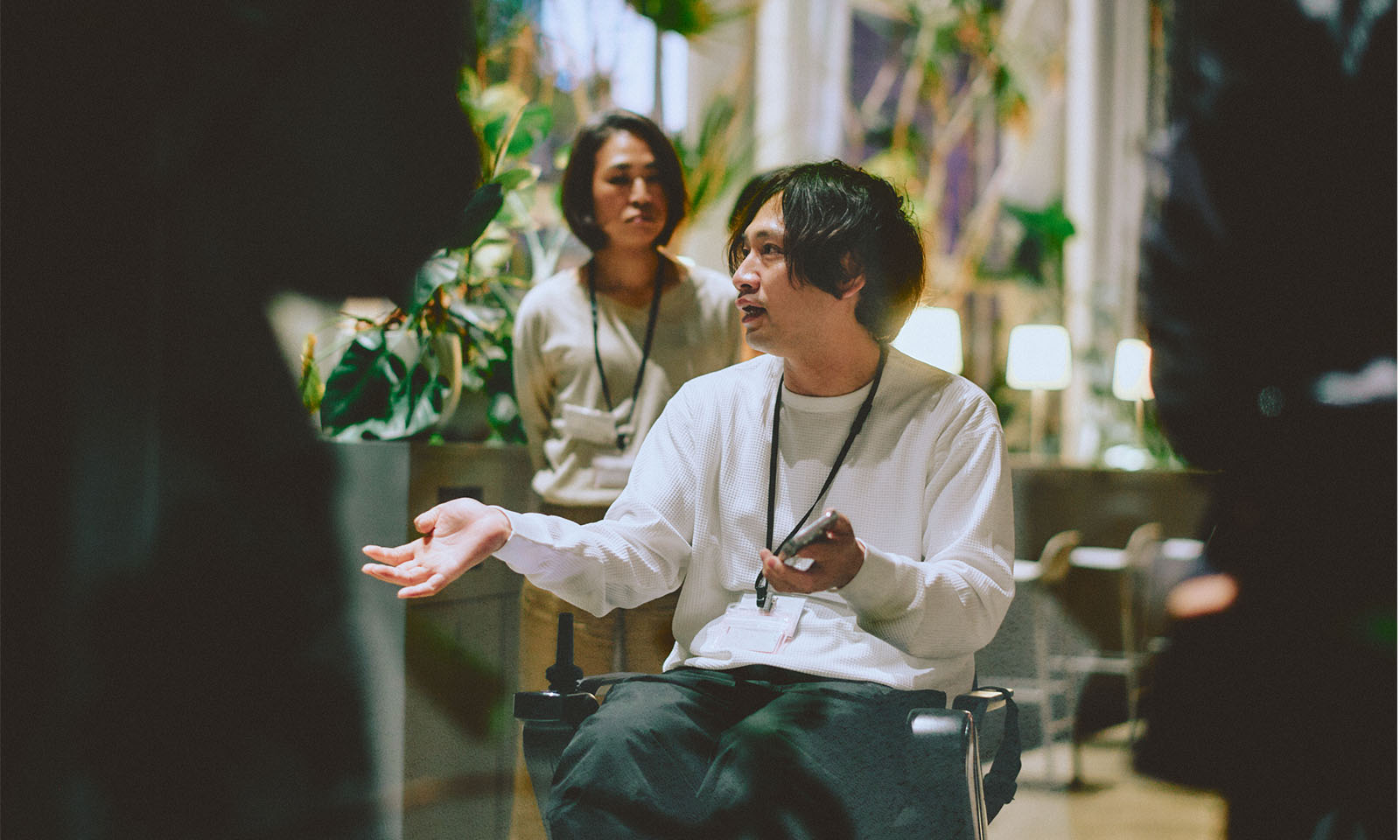 （ALT始まり）登壇もされていたてらだユースケさんがグループメンバーと共にオフィスを巡って話をしている様子。（ALT終わり）